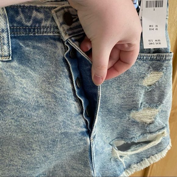 Hollister • Curvy Ultra High Rise Mom Shorts in Distressed Acid Wash - Picture 9 of 14